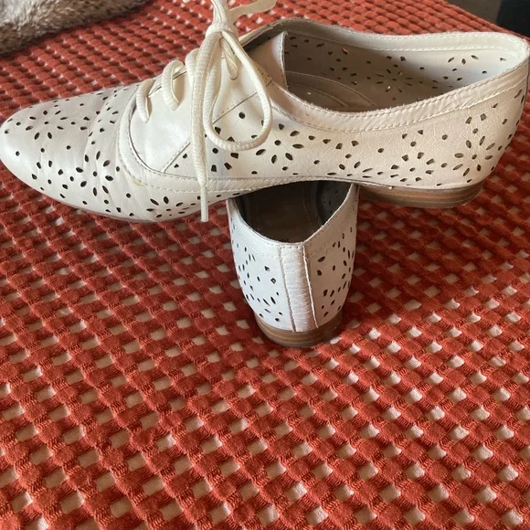 Crown Vintage Alexis White Perforated Flats - Picture 3 of 6